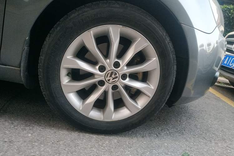 Used Volkswagen Golf 2010 1.4 TSI Automatic Luxury Model Right Front Wheel Hub