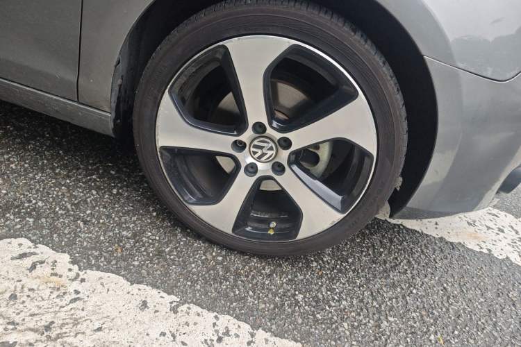 Used Volkswagen Golf 2010 1.4 TSI Automatic Comfort Model Right Front Wheel Hub