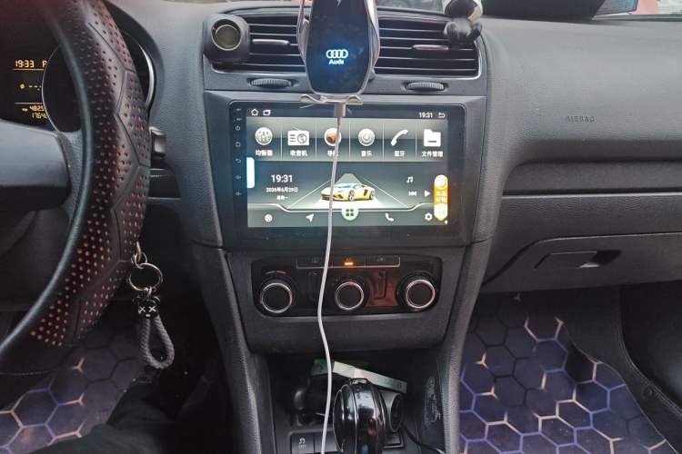 Used Volkswagen Golf 2010 1.6 Automatic Comfort Edition Audio And AC Panel