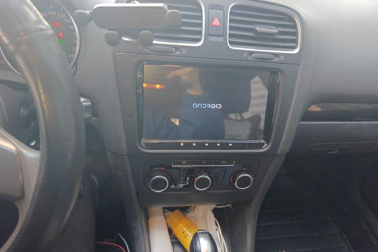 Used Volkswagen Golf 2010 1.6 Automatic Fashion Model Audio And AC Panel