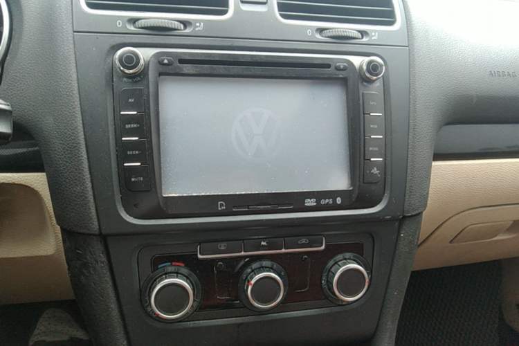 Used Volkswagen Golf 2010 1.6 Manual Comfort Version Audio And AC Panel