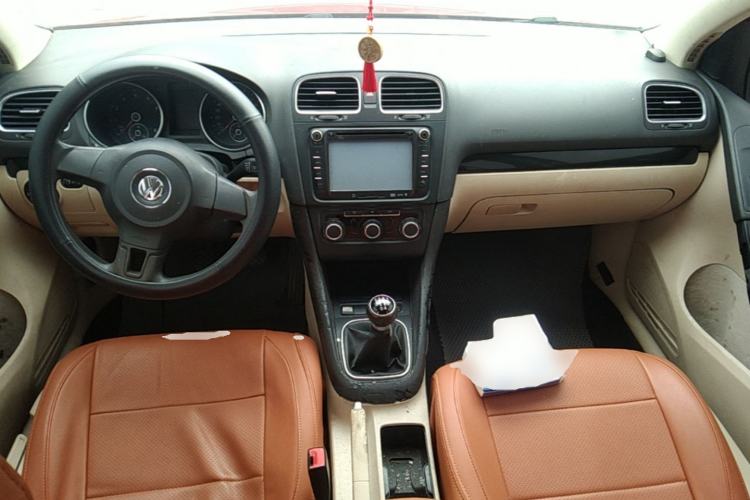 Used Volkswagen Golf 2010 1.6 Manual Comfort Version Center Console