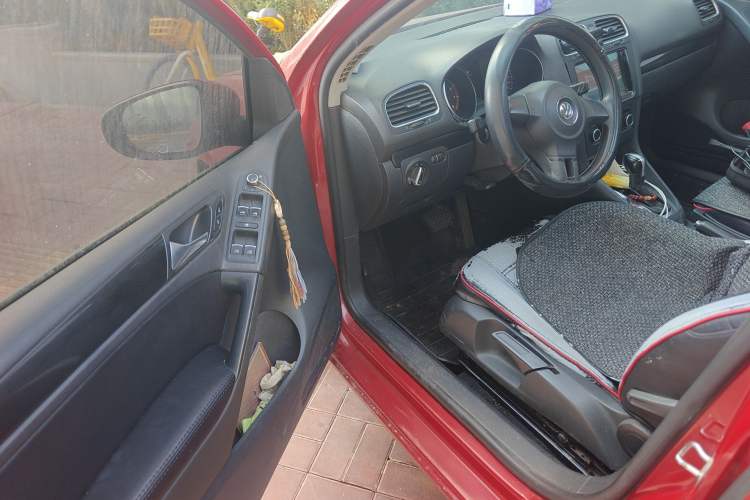 Used Volkswagen Golf 2010 1.6 Automatic Fashion Model Driver Seat
