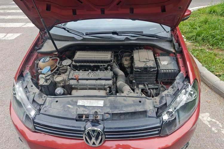 Used Volkswagen Golf 2010 1.6 Automatic Comfort Edition Engine Bay
