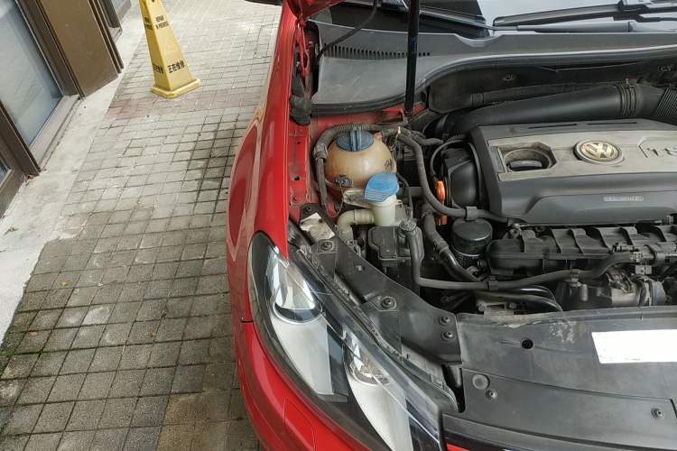 Used Volkswagen Golf 2010 2.0 TSI GTI Engine Bay Right