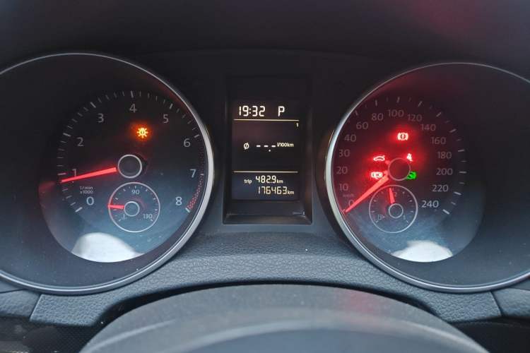Used Volkswagen Golf 2010 1.6 Automatic Comfort Edition Instrument Cluster