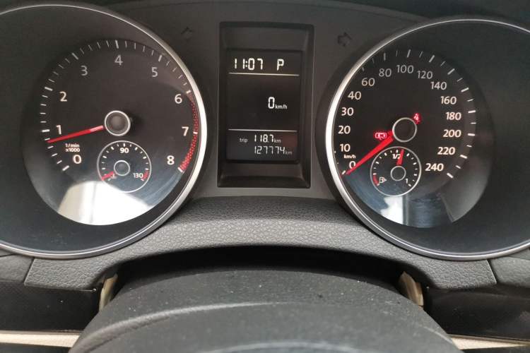 Used Volkswagen Golf 2010 1.4 TSI Automatic Comfort Model Odometer Close Up