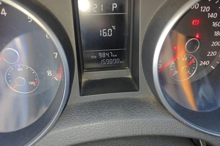 Used Volkswagen Golf 2010 1.6 Automatic Fashion Model Odometer Close Up