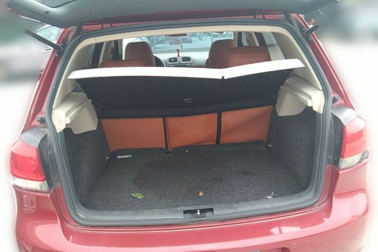 Used Volkswagen Golf 2010 1.6 Manual Comfort Version Trunk