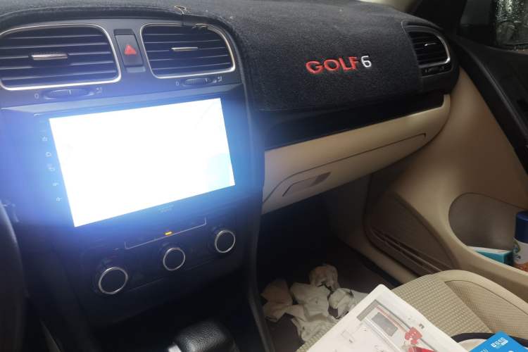 Used Volkswagen Golf 2010 1.6 Automatic Comfort Edition Audio And AC Panel