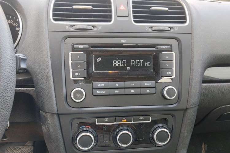 Used Volkswagen Golf 2010 1.6 Automatic Comfort Edition Audio And AC Panel