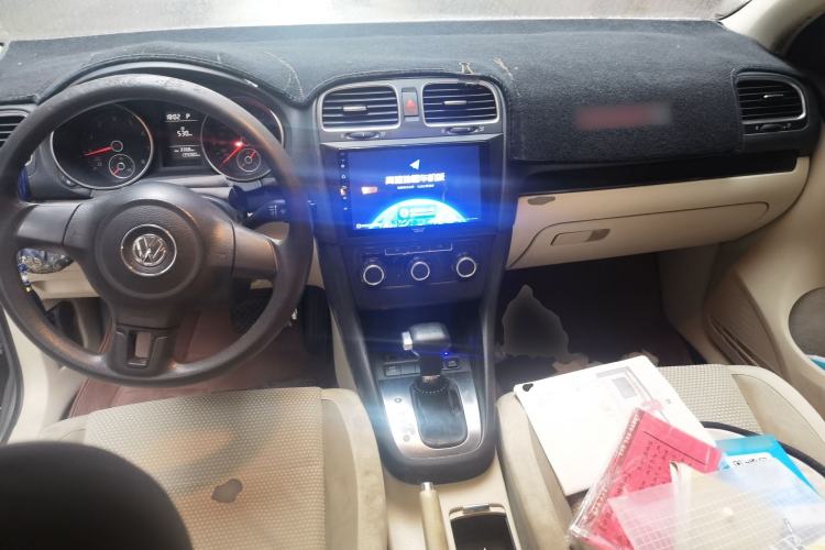 Used Volkswagen Golf 2010 1.6 Automatic Comfort Edition Center Console