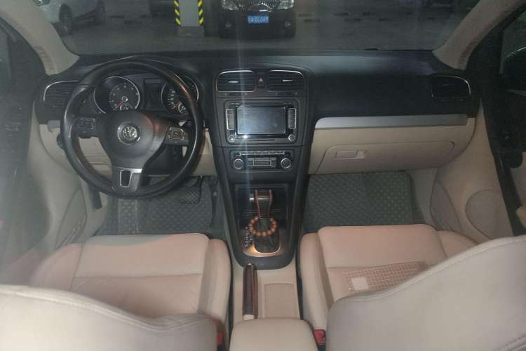Used Volkswagen Golf 2010 1.4 TSI Automatic Luxury Model Center Console