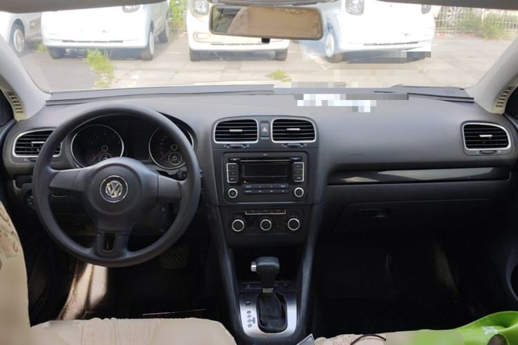 Used Volkswagen Golf 2010 1.6 Automatic Comfort Edition Center Console