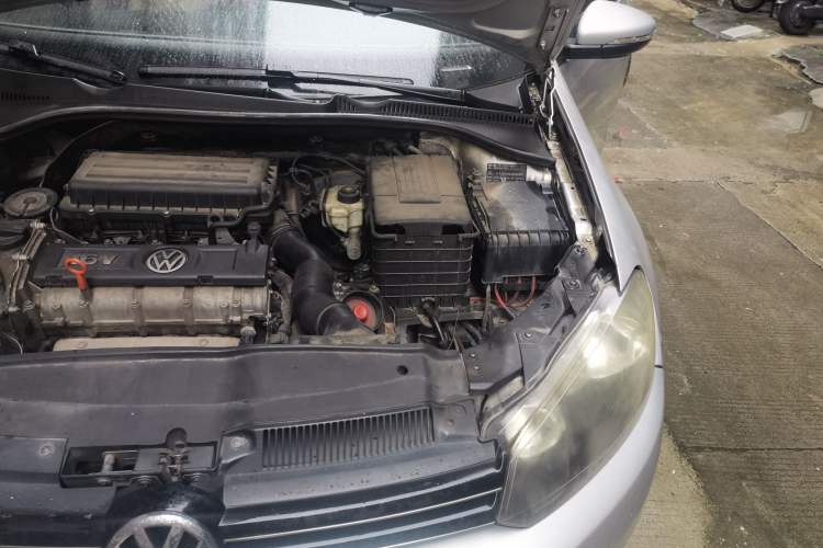 Used Volkswagen Golf 2010 1.6 Automatic Comfort Edition Engine Bay Left