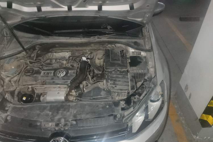 Used Volkswagen Golf 2010 1.4 TSI Automatic Luxury Model Engine Bay Left