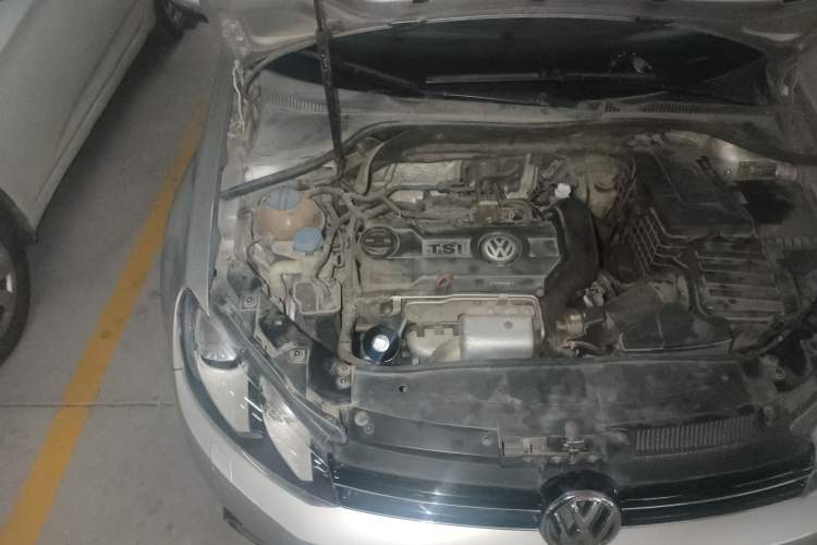 Used Volkswagen Golf 2010 1.4 TSI Automatic Luxury Model Engine Bay Right