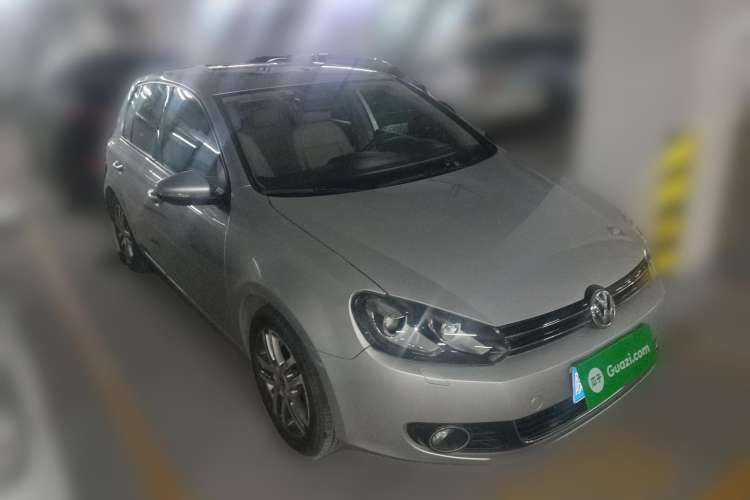 Used Volkswagen Golf 2010 1.4 TSI Automatic Luxury Model Front Right 45 Deg