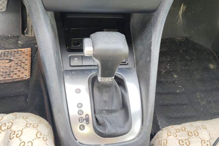 Used Volkswagen Golf 2010 1.6 Automatic Comfort Edition Gear Lever