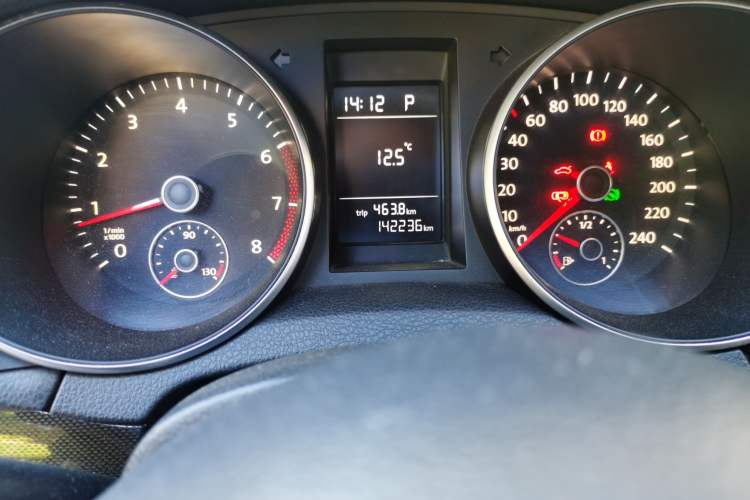 Used Volkswagen Golf 2010 1.4 TSI Automatic Comfort Model Odometer Close Up