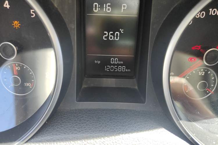 Used Volkswagen Golf 2010 1.4 TSI Automatic Comfort Model Odometer Close Up