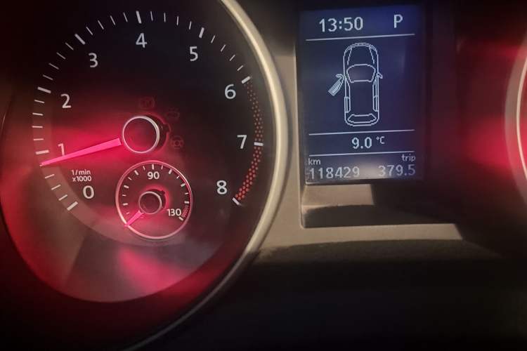 Used Volkswagen Golf 2010 1.4 TSI Automatic Luxury Model Odometer Close Up