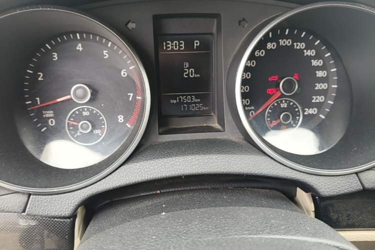 Used Volkswagen Golf 2010 1.4 TSI Automatic Comfort Model Odometer Close Up