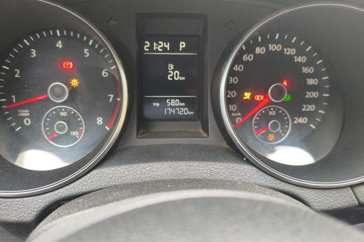 Used Volkswagen Golf 2010 1.4 TSI Automatic Comfort Model Odometer Close Up
