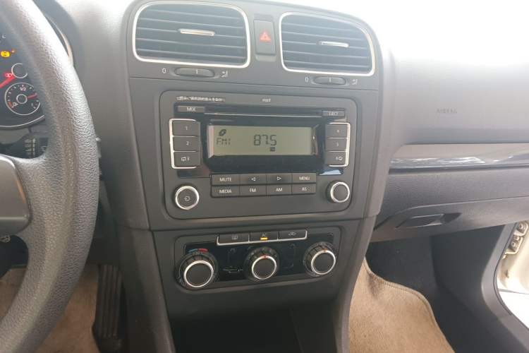 Used Volkswagen Golf 2010 1.6 Manual Comfort Version Audio And AC Panel
