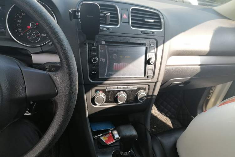 Used Volkswagen Golf 2010 1.6 Automatic Fashion Model Audio And AC Panel