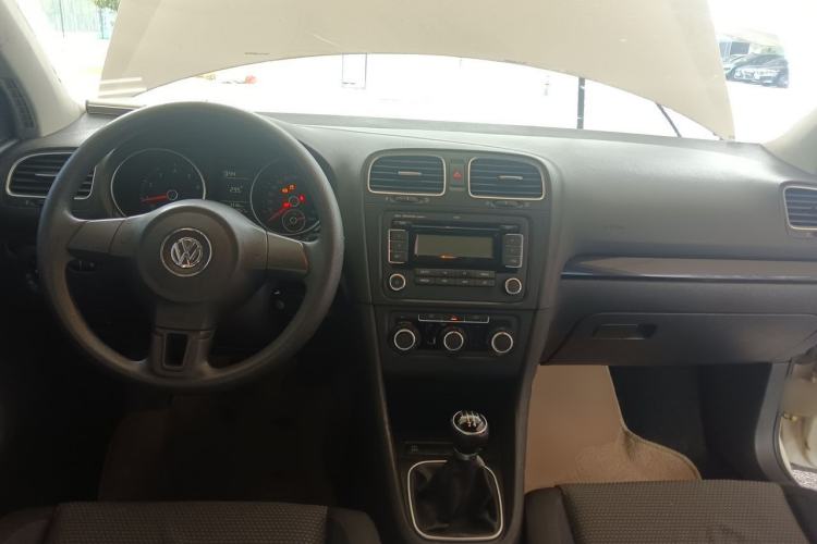 Used Volkswagen Golf 2010 1.6 Manual Comfort Version Center Console