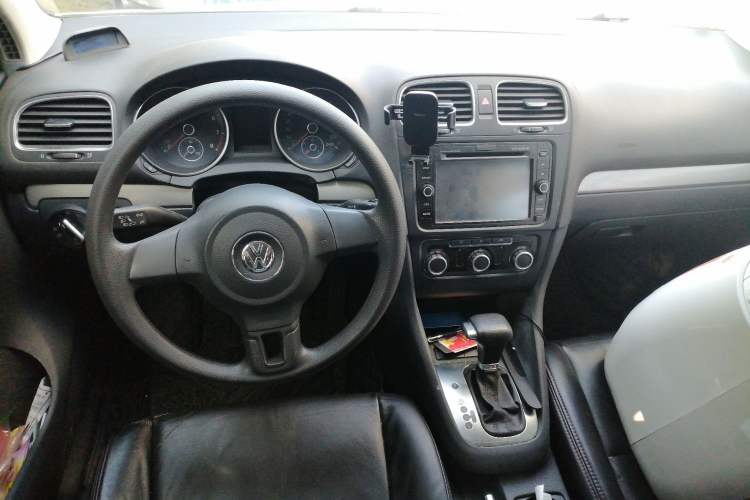 Used Volkswagen Golf 2010 1.6 Automatic Fashion Model Center Console