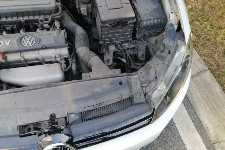 Used Volkswagen Golf 2010 1.6 Automatic Fashion Model Engine Bay Left