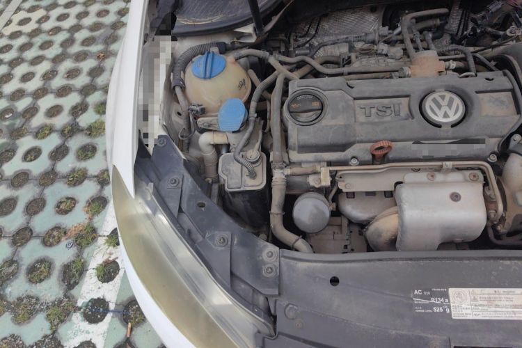 Used Volkswagen Golf 2010 1.4 TSI Automatic Luxury Model Engine Bay Right
