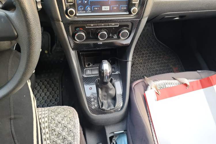 Used Volkswagen Golf 2010 1.4 TSI Automatic Comfort Model Gear Lever