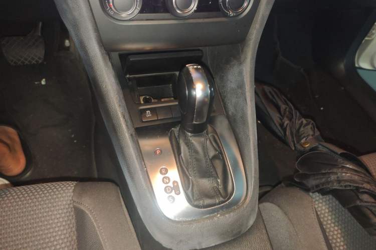 Used Volkswagen Golf 2010 1.6 Automatic Comfort Edition Gear Lever