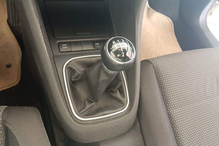 Used Volkswagen Golf 2010 1.6 Manual Comfort Version Gear Lever