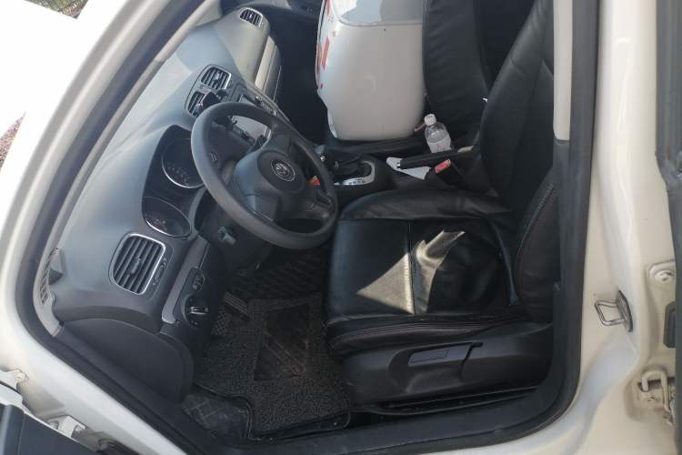 Used Volkswagen Golf 2010 1.6 Automatic Fashion Model Left Front Seat