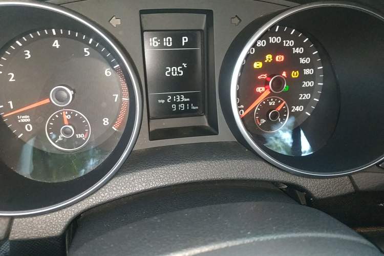 Used Volkswagen Golf 2010 1.4 TSI Automatic Comfort Model Odometer Close Up