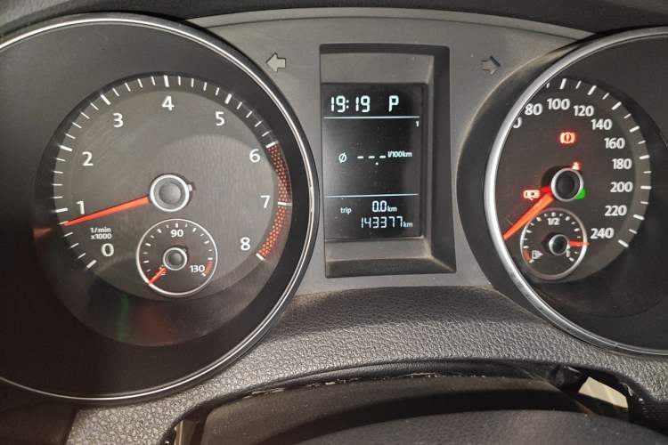 Used Volkswagen Golf 2010 1.4 TSI Automatic Comfort Model Odometer Close Up