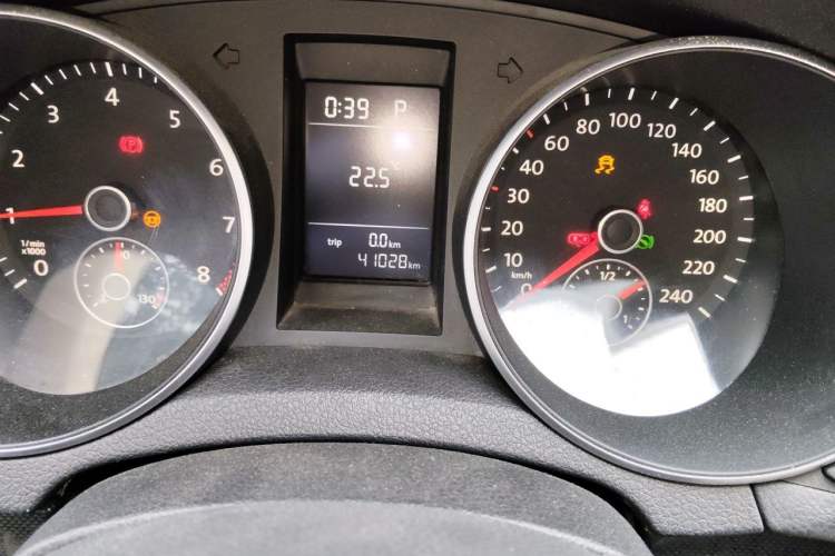 Used Volkswagen Golf 2010 1.4 TSI Automatic Comfort Model Odometer Close Up