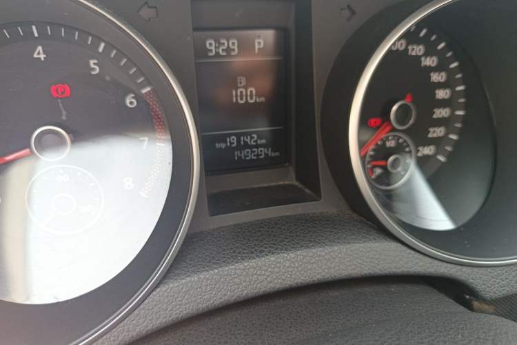 Used Volkswagen Golf 2010 1.4 TSI Automatic Comfort Model Odometer Close Up