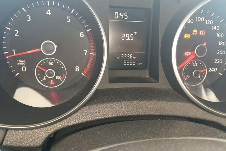 Used Volkswagen Golf 2010 1.6 Manual Comfort Version Odometer Close Up