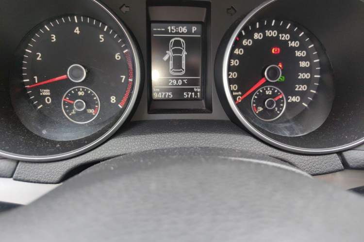 Used Volkswagen Golf 2010 1.4 TSI Automatic Luxury Model Odometer Close Up