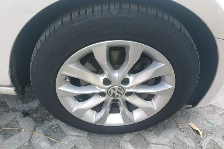 Used Volkswagen Golf 2010 1.4 TSI Automatic Comfort Model Right Front Wheel Hub