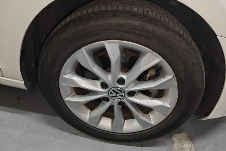 Used Volkswagen Golf 2010 1.4 TSI Automatic Comfort Model Right Front Wheel Hub