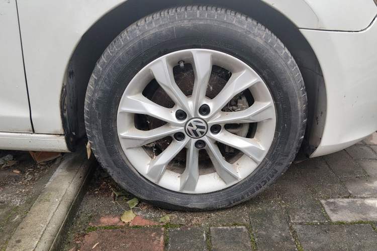 Used Volkswagen Golf 2010 1.4 TSI Automatic Comfort Model Right Front Wheel Hub