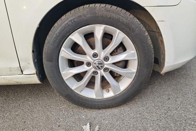 Used Volkswagen Golf 2010 1.4 TSI Automatic Comfort Model Right Front Wheel Hub