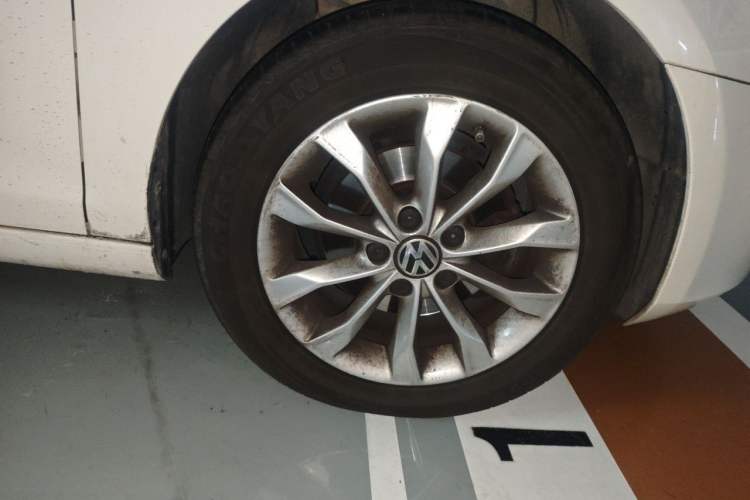 Used Volkswagen Golf 2010 1.6 Automatic Comfort Edition Right Front Wheel Hub