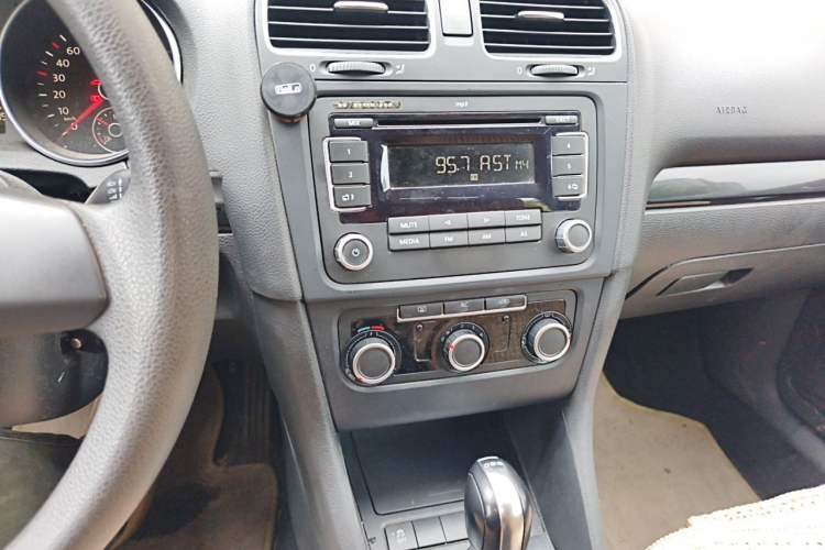 Used Volkswagen Golf 2011 1.6L Automatic Comfort Model Audio And AC Panel